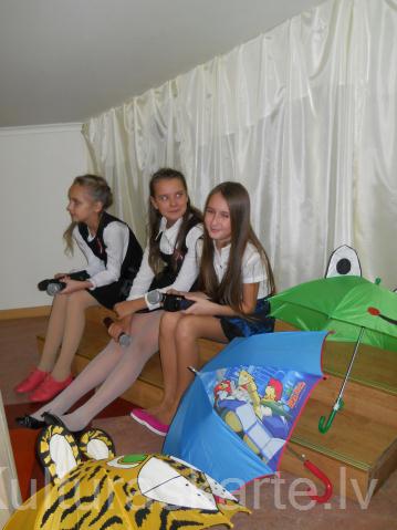 Vokālās studijas "W" dalībnieces valsts svētkos Lībagu BLPC 17.11.2013, vadītāja Valida Veidele